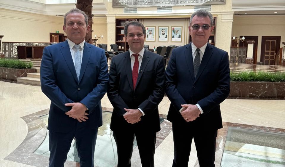 prefeito evandro e secretários joão bosco e odilon aguiar posa para a foto